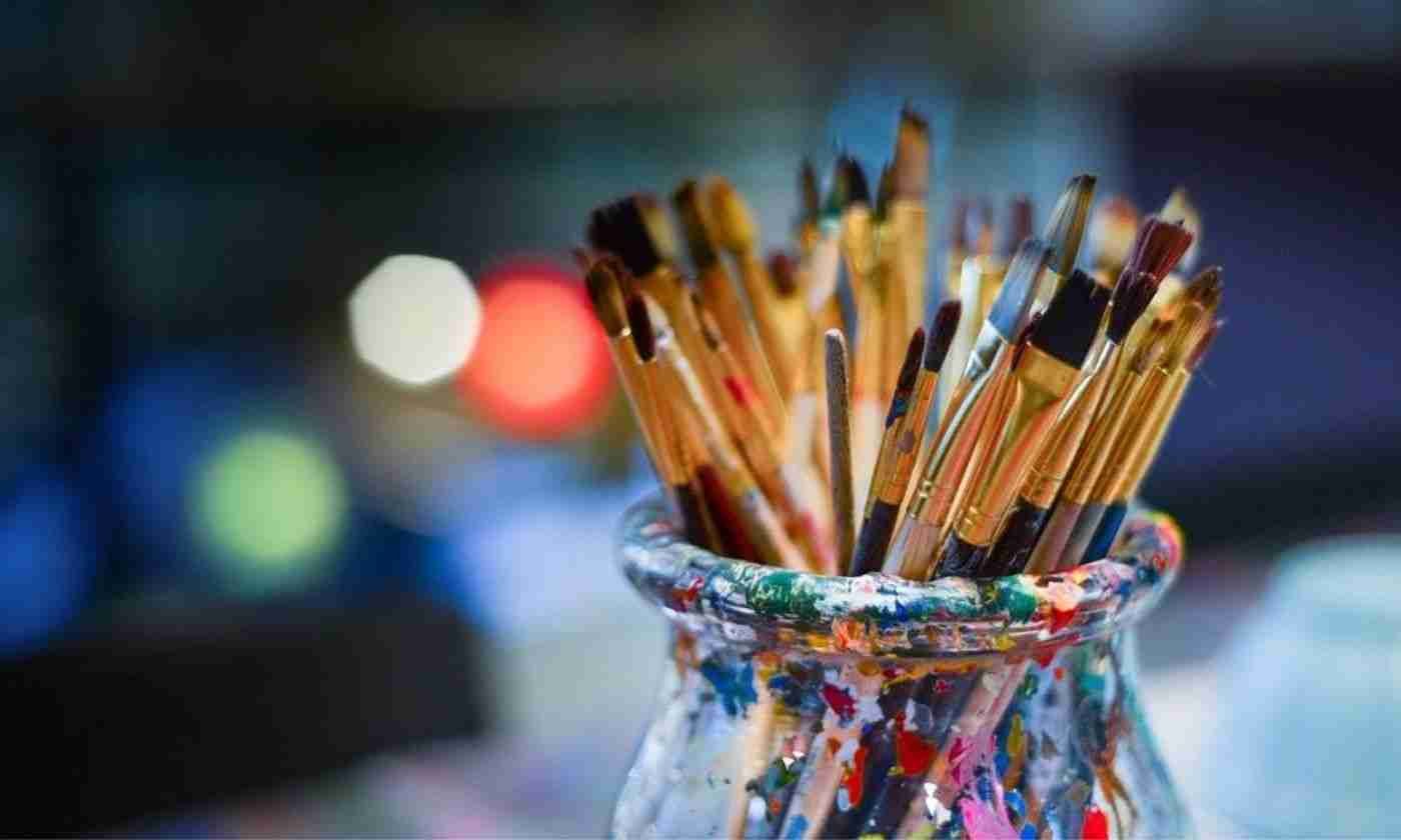Concurso de pintura, pinceles en un bote